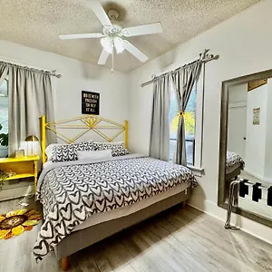 With 2 Bedrooms A King Bed Queen Bed And An Extra Sofa Bed Located 10 Minutes From Seatac Airport And 20 Minutes From Downtown Seattle